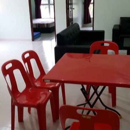 Coral Homestay Pekan Pangkor Bagian luar foto